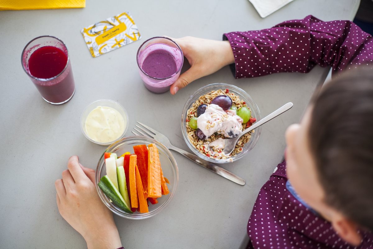 <p>Vaříme každý den od základu, nepoužíváme polotovary, dochucovadla ani konzervanty, ale naopak spoléháme na čerstvé sezónní potraviny.</p>
