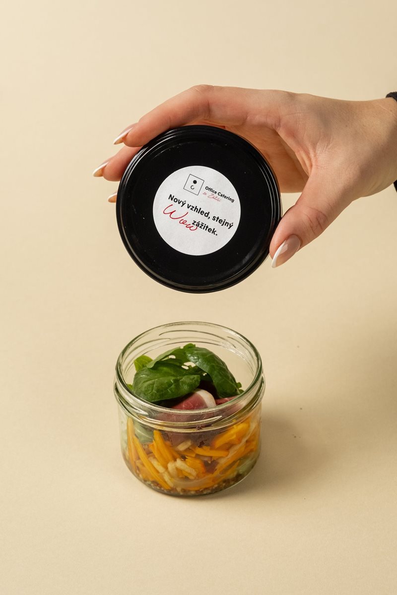 Jogurty, saláty, čerstvé krájené ovoce