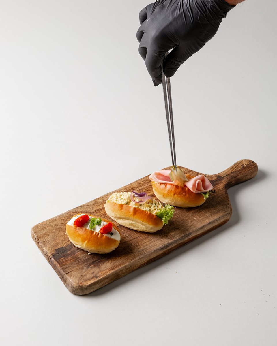 Mini obložené pečivo na platech: Ciabatty, croissanty, wrapy, sendviče