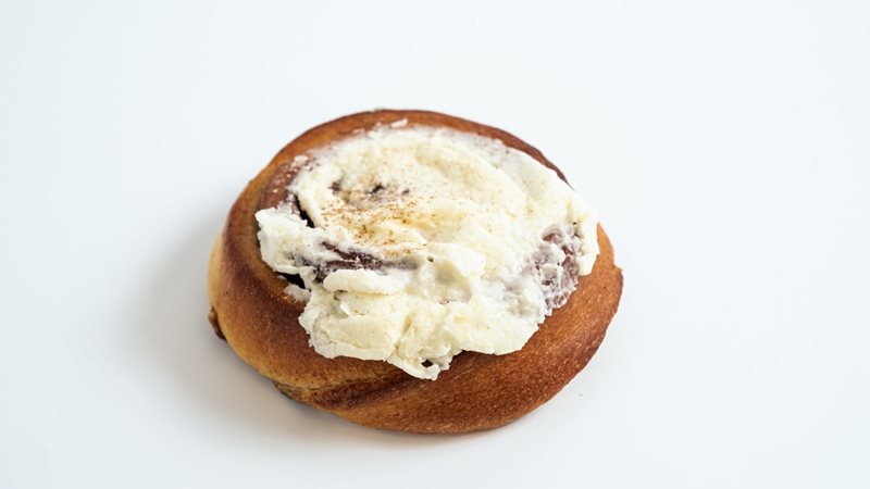Cinnamon-roll-with-cream-cheese.jpg